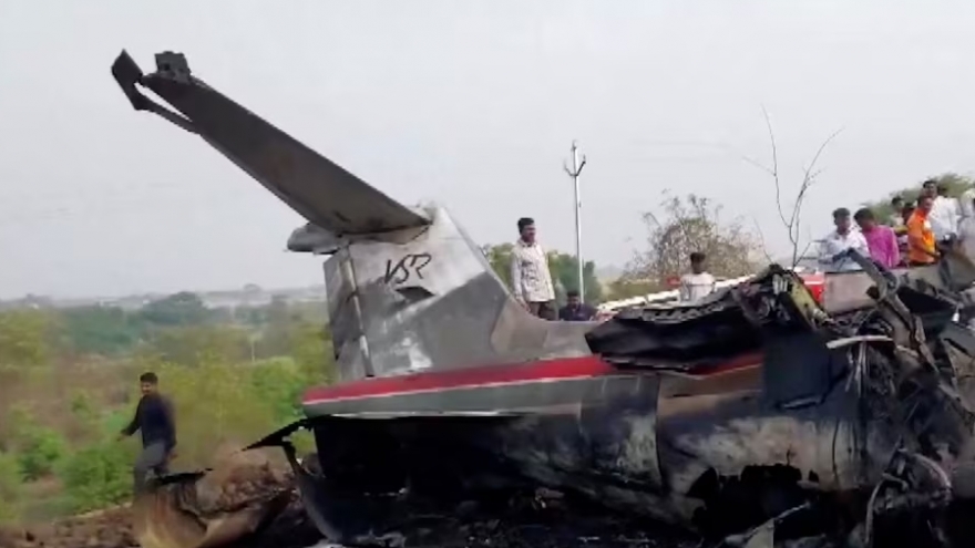 Máy bay chở quan chức Ấn Độ bốc cháy và rơi, toàn bộ hành khách tử vong